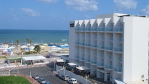 A hotel with multiple floors, balconies, and a view of the ocean. - Madison Hotel Nahariya (Nahariya)