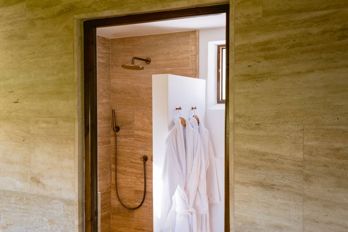 premium double room | bathroom | combined shower/bathtub, jetted bath, rainfall showerhead