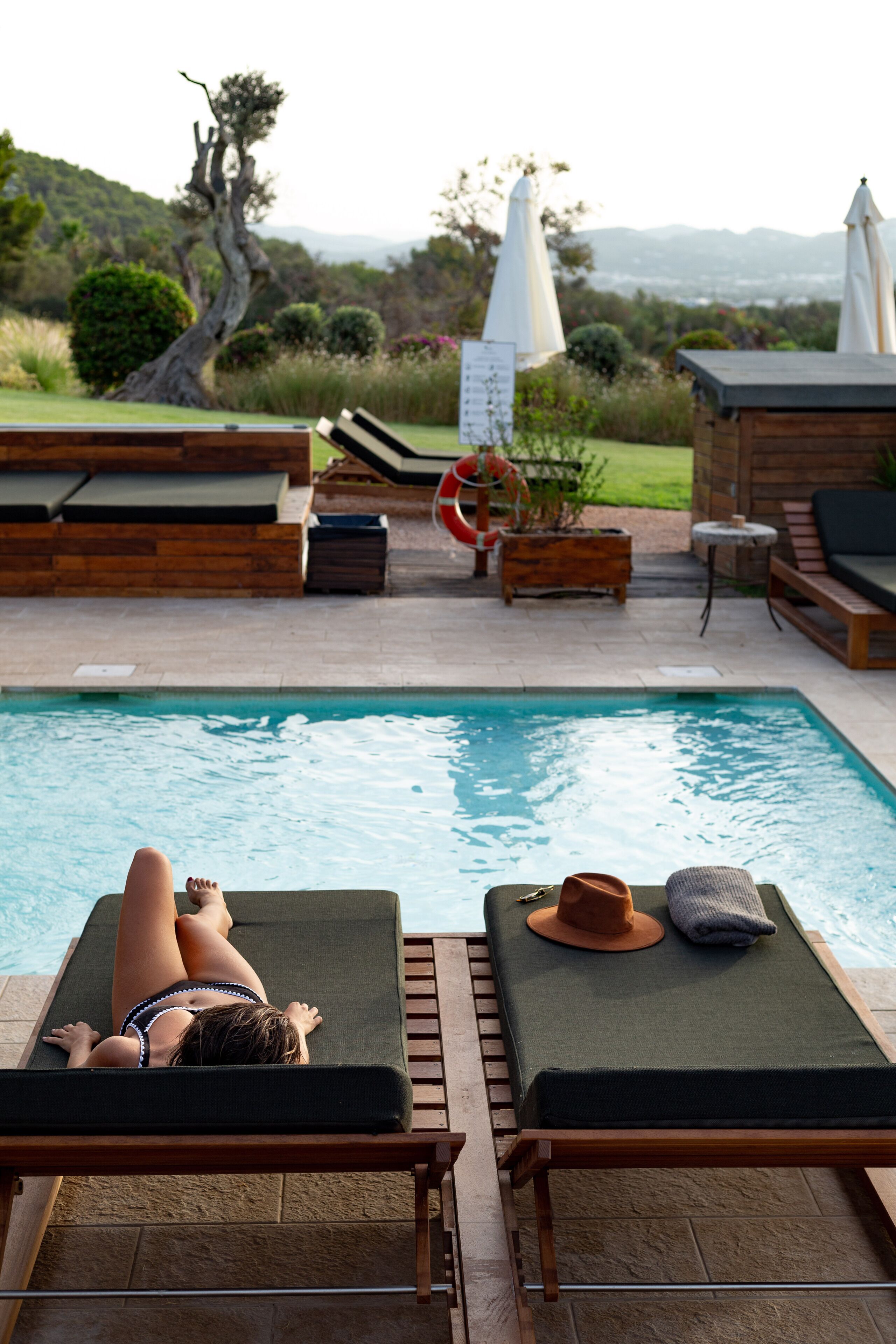 2 outdoor pools, pool loungers