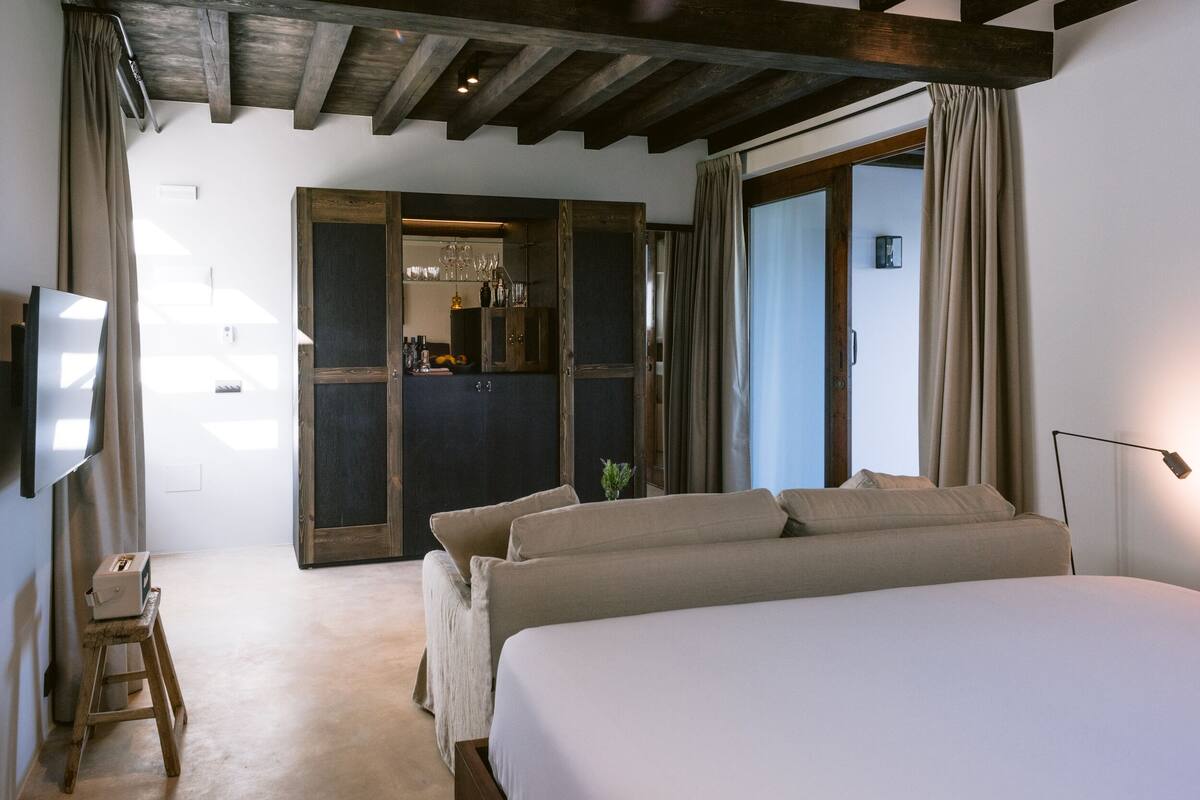 junior double room | 1 bedroom, premium bedding, down duvets, minibar