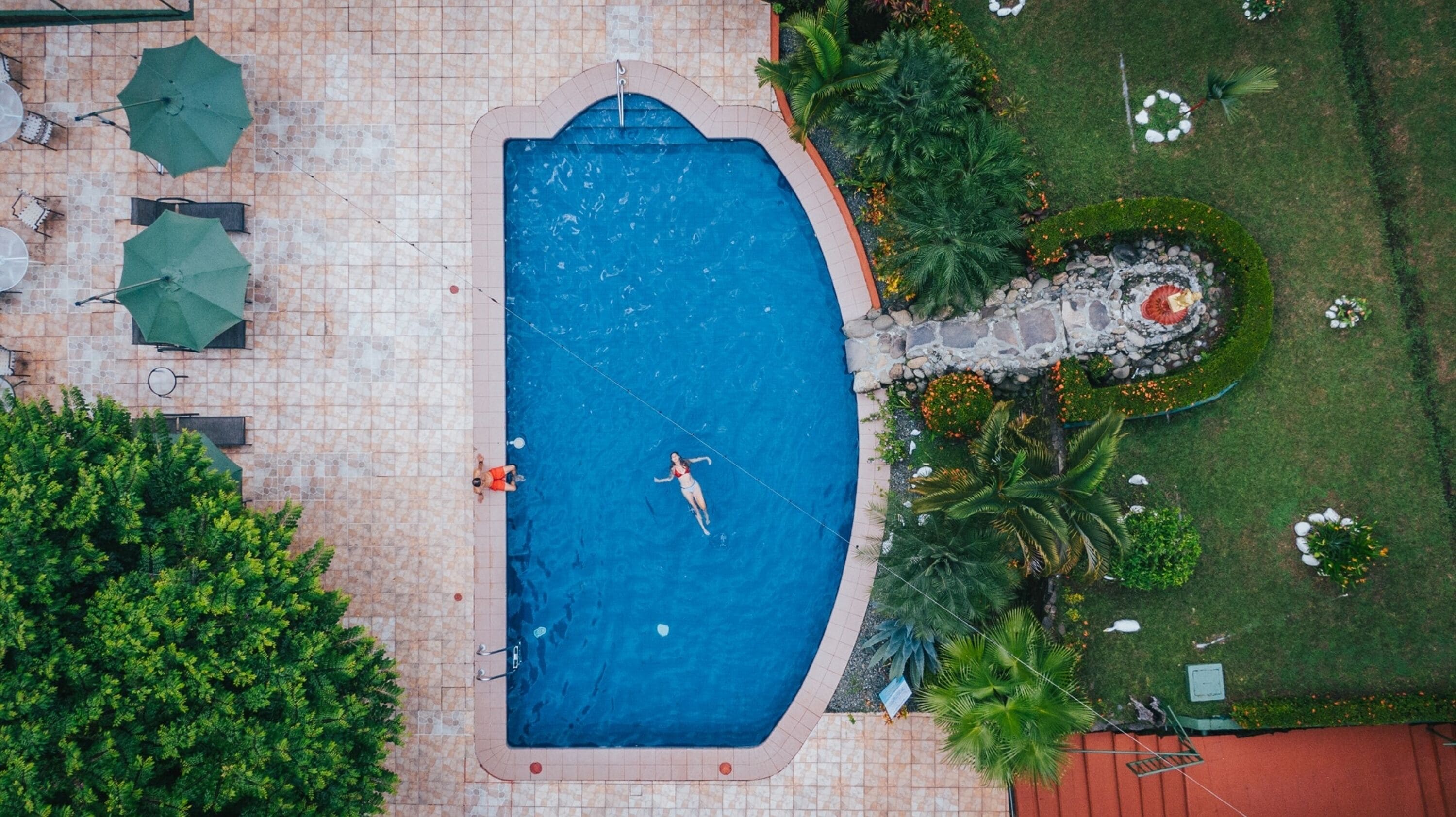 Piscina externa, funciona das 6h às 21h, guarda-sóis, espreguiçadeiras