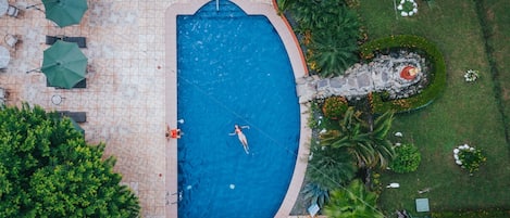 Piscina externa, funciona das 6h às 21h, guarda-sóis, espreguiçadeiras
