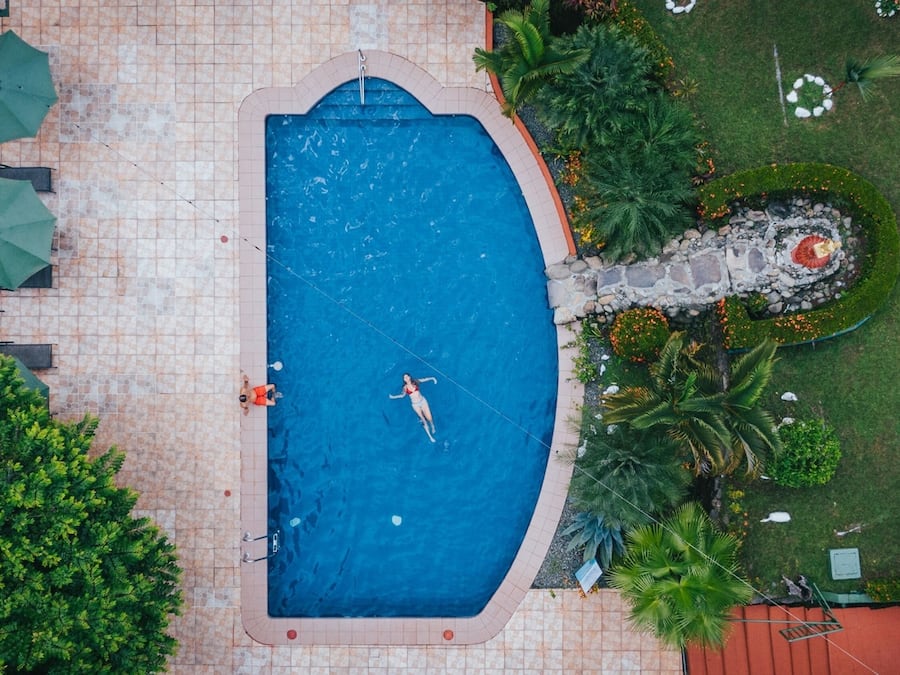 Piscina externa, funciona das 6h às 21h, guarda-sóis, espreguiçadeiras