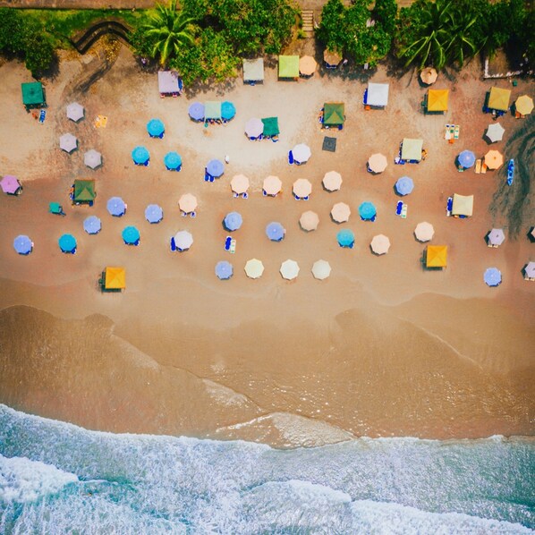 Una playa cerca, arena blanca