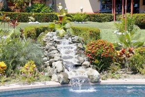 Piscina a l'aire lliure (horari: 06:00-21:00), para-sols i gandules 