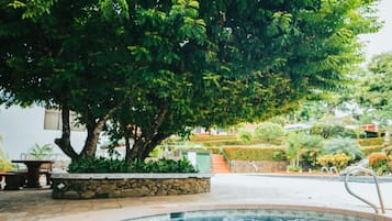 Piscina externa, funciona das 6h às 21h, guarda-sóis, espreguiçadeiras