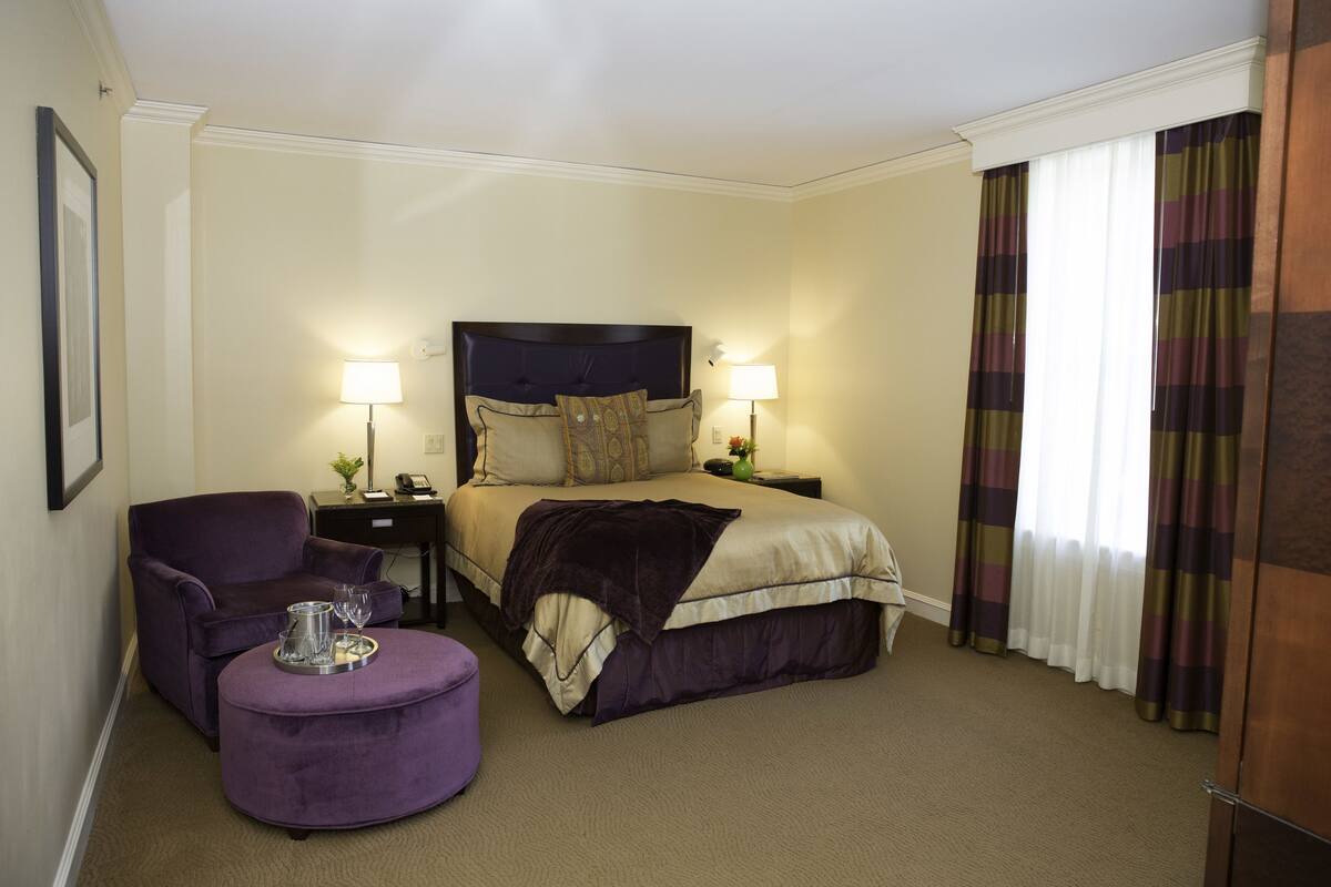 Classic Room, 1 Queen Bed | Premium bedding, minibar, in-room safe, desk