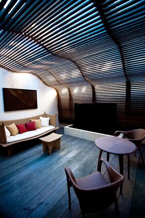 Hot tub, body treatments, mud baths, hot stone massages