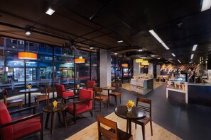 Petit déjeuner continental (250 THB par personne)