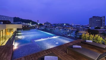 Hồ bơi ngoài trời, ghế dài tắm nắng