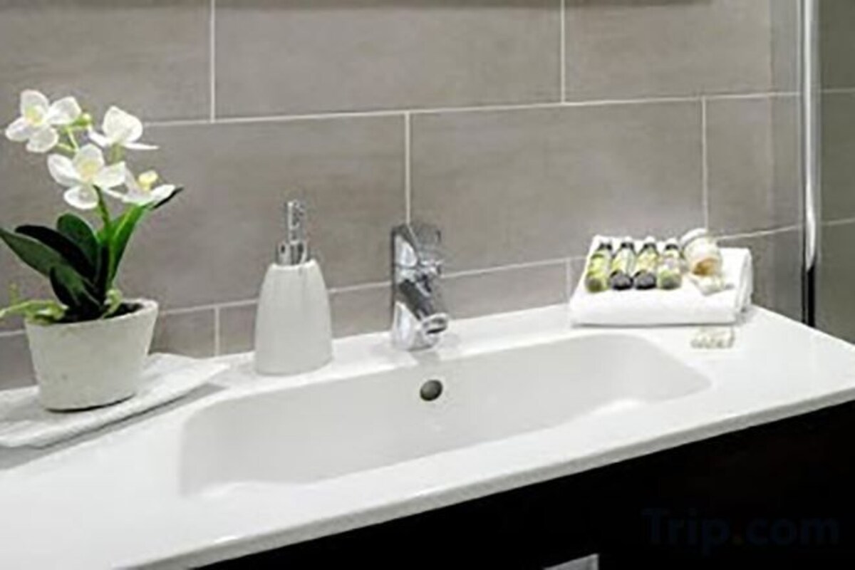 Combined shower/bathtub, free toiletries, hair dryer, bathrobes
