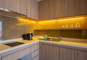 Refrigerador con congelador, microondas y parrilla de estufa