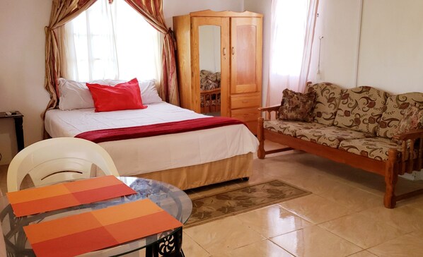 Studio, 1 Queen-Bett, Terrasse, Blick auf den Golfplatz | Wohnbereich | Flachbildfernseher