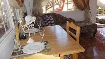 Apartamento estándar | Servicio de comidas en la habitación
