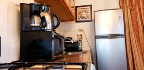 Standard Apartment, 1 Queen Bed | Private kitchenette