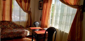 Standard-Apartment, 1 Queen-Bett | Wohnbereich | Flachbildfernseher