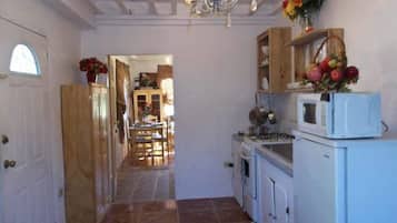 Apartamento estándar | Cocina privada | Frigorífico grande, microondas, horno y placa de cocina