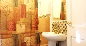 Appartement Standard, 1 grand lit | Salle de bain | Douche, séchoir à cheveux, serviettes fournies