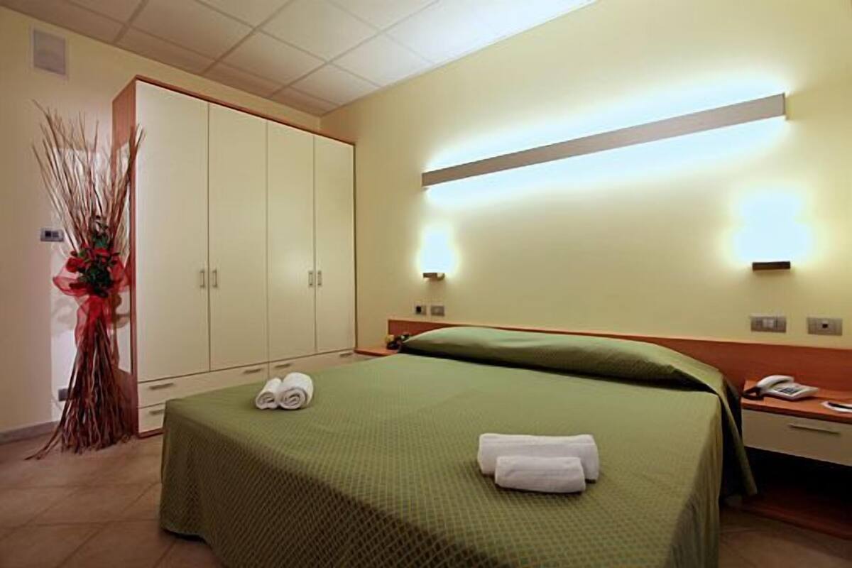 Premium bedding, in-room safe, desk, cribs/infant beds