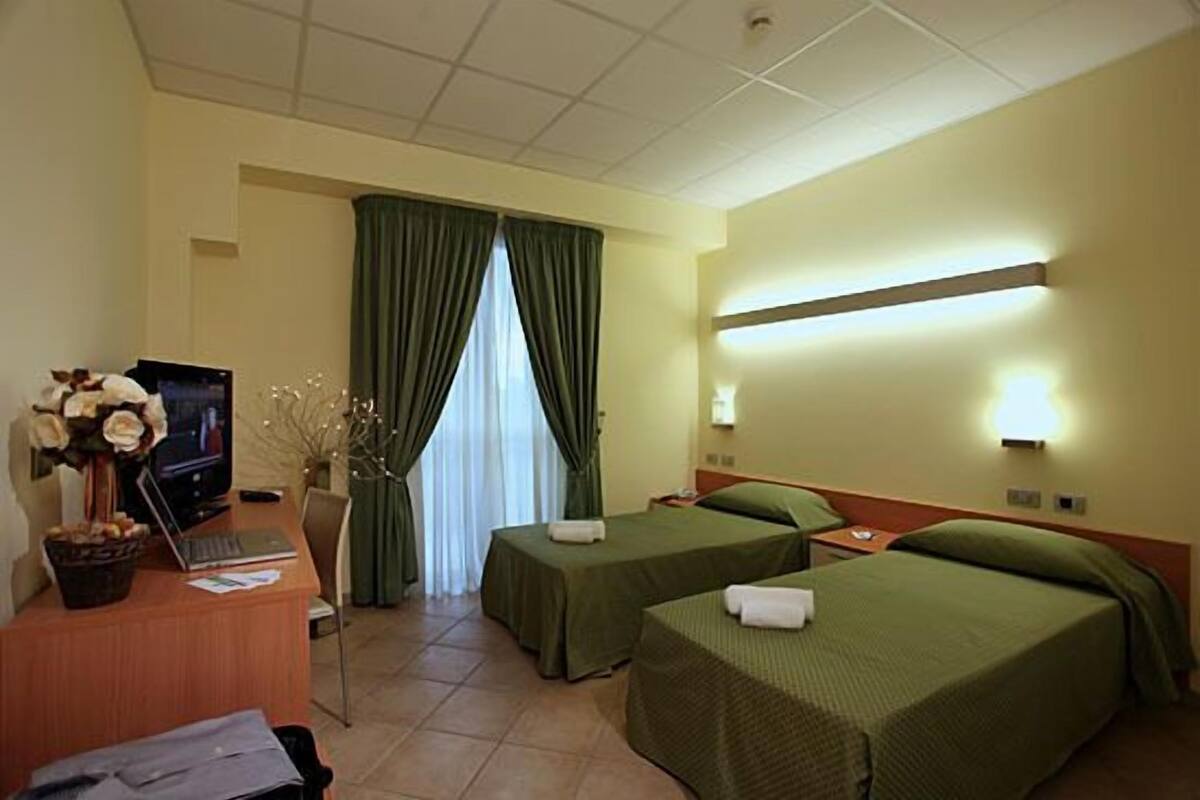 Premium bedding, in-room safe, desk, cribs/infant beds