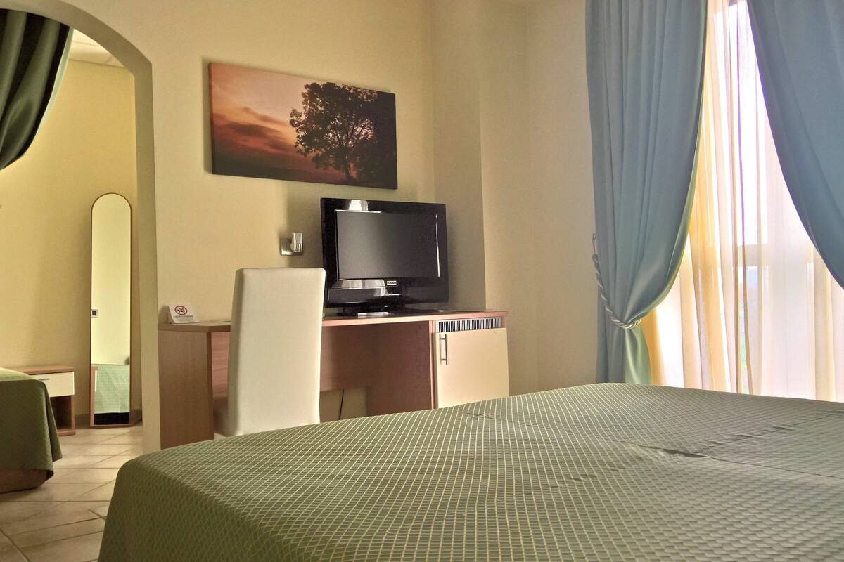 Premium bedding, in-room safe, desk, cribs/infant beds