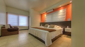 Une chambre à coucher moderne avec un grand lit, une table de chevet, une commode, une chaise et une fenêtre avec des stores.