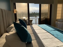 Superior Room, 1 King Bed, Lake View | Bed sheets