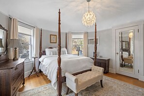 Free WiFi, bed sheets - The Hartness House (Springfield)