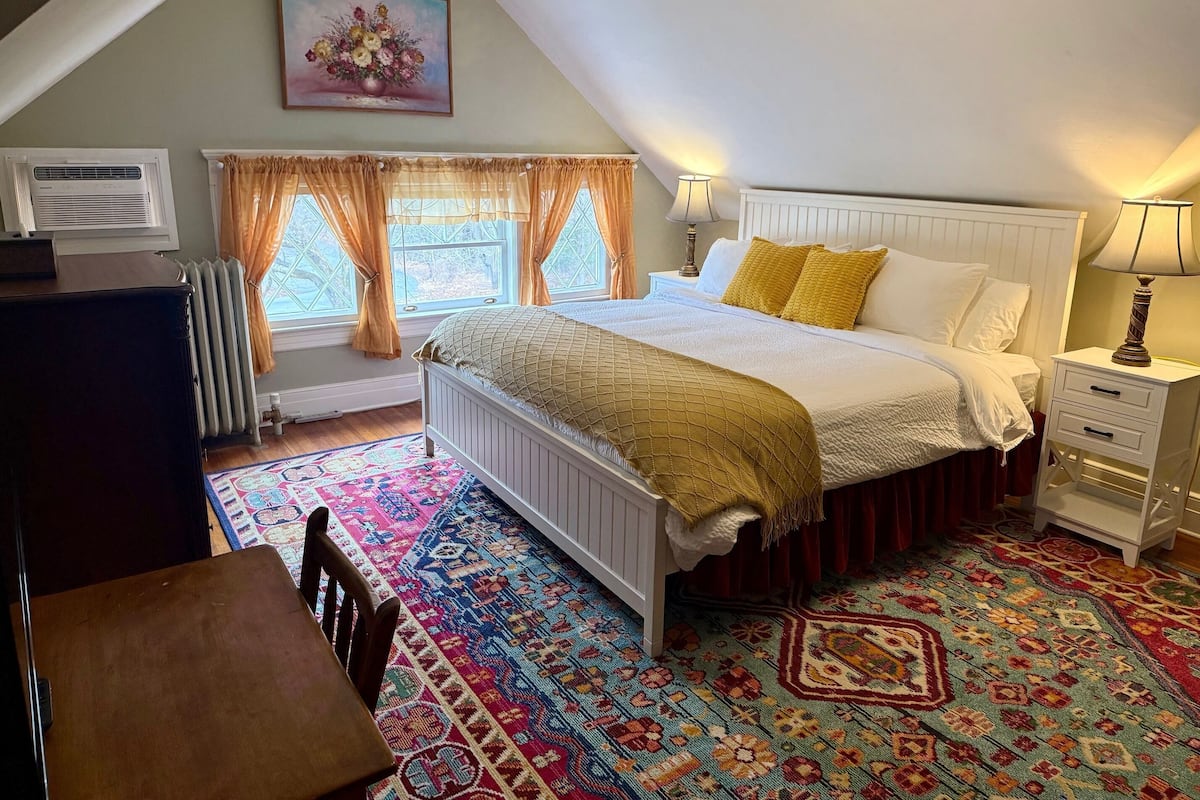 Mansion Suite (Room 12) | Free WiFi, bed sheets