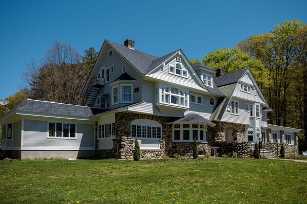 Front of property - The Hartness House (Springfield)