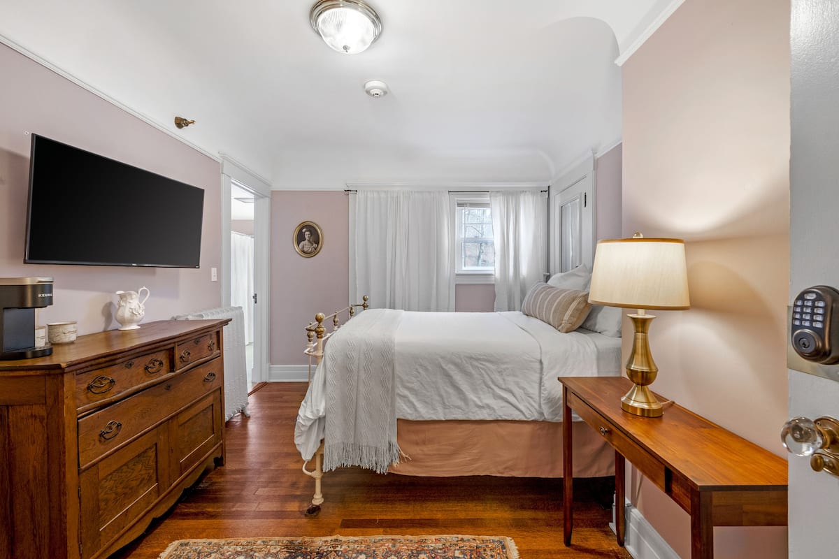 Mansion Room 3 | 1 bedroom, free WiFi, bed sheets