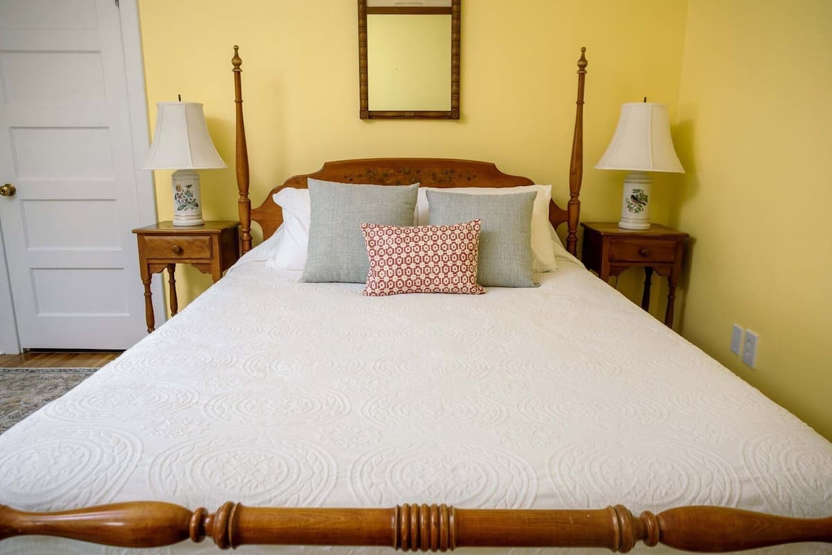 Free WiFi, bed sheets