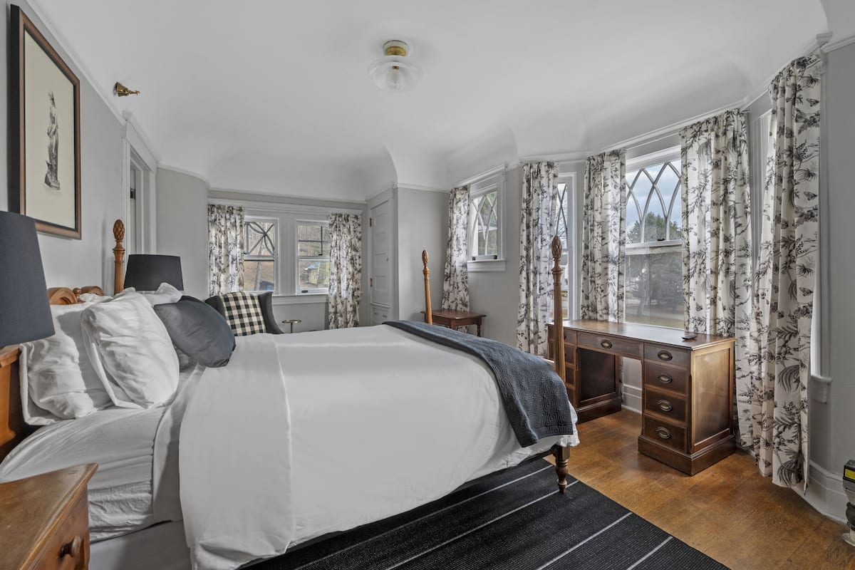 Free WiFi, bed sheets