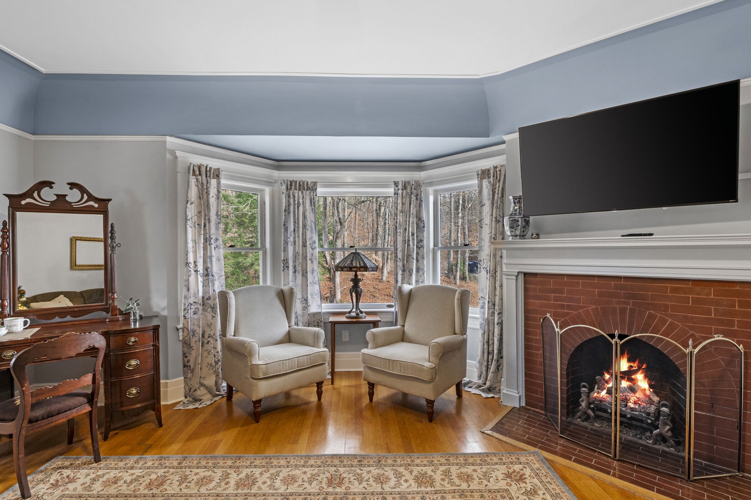 Mansion Suite (Room 2) | Living area | 32-inch flat-screen TV with digital channels, TV, streaming services