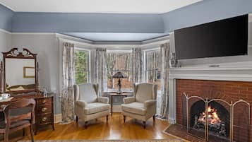 Exclusive Double Room | Living area | 32-inch flat-screen TV with digital channels, TV, streaming services