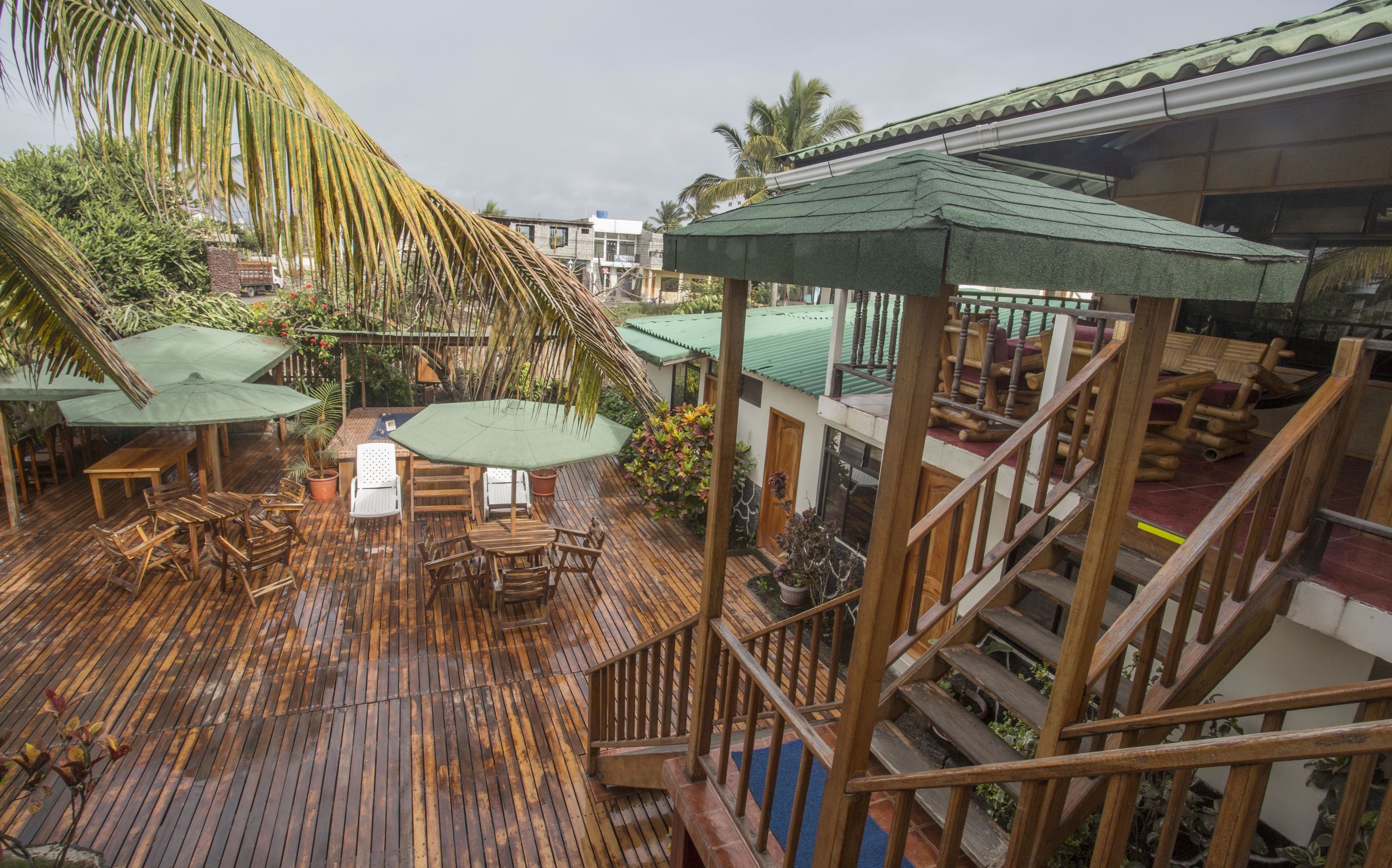 Eine Holzterrasse mit Sitzgelegenheiten und einer Treppe.