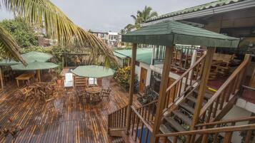 Eine Holzterrasse mit Sitzgelegenheiten und einer Treppe.