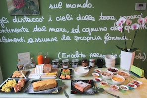 Free daily buffet breakfast - Anima Mundi (Curtatone)