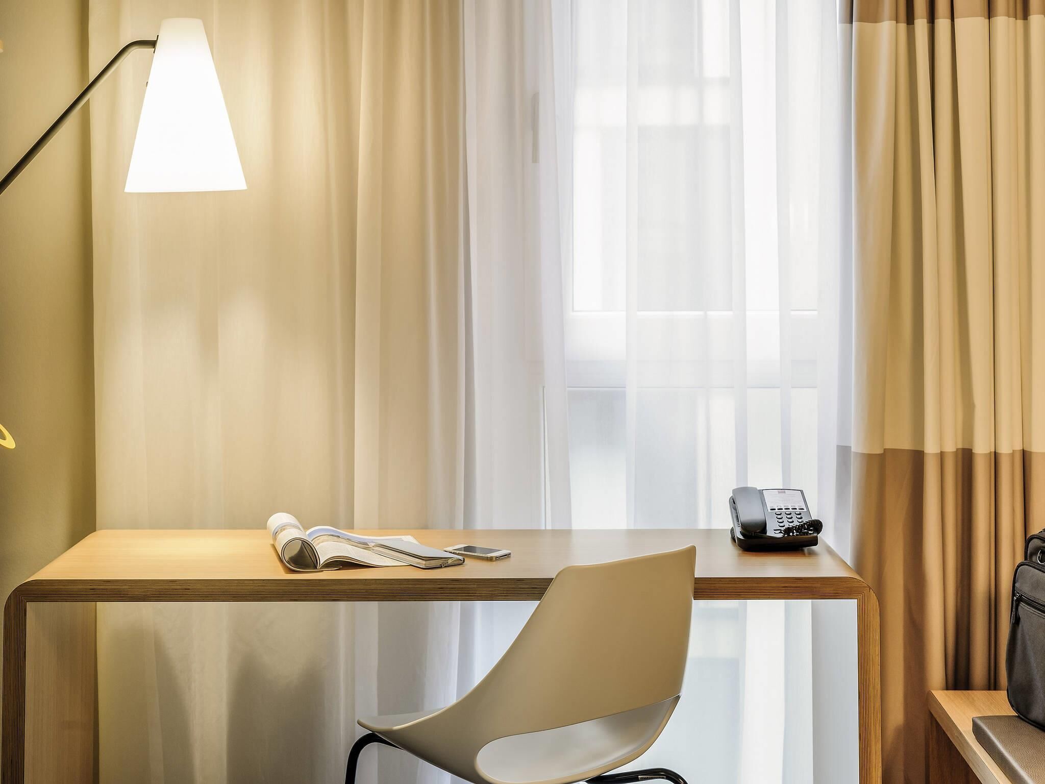 Ropa de cama hipoalergénica y escritorio 