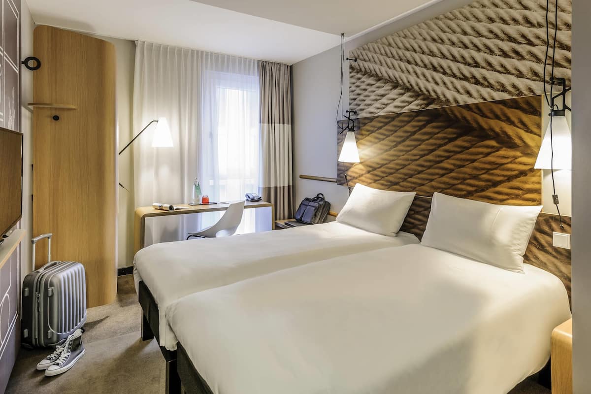 Habitación, 2 camas individuales | Ropa de cama hipoalergénica y escritorio