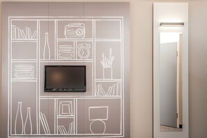 Hypo-allergenic bedding, desk, laptop workspace, blackout drapes - ibis Berlin Hauptbahnhof (Berlin)