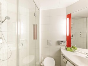 Een douche, milieuvriendelijke toiletartikelen, een haardroger