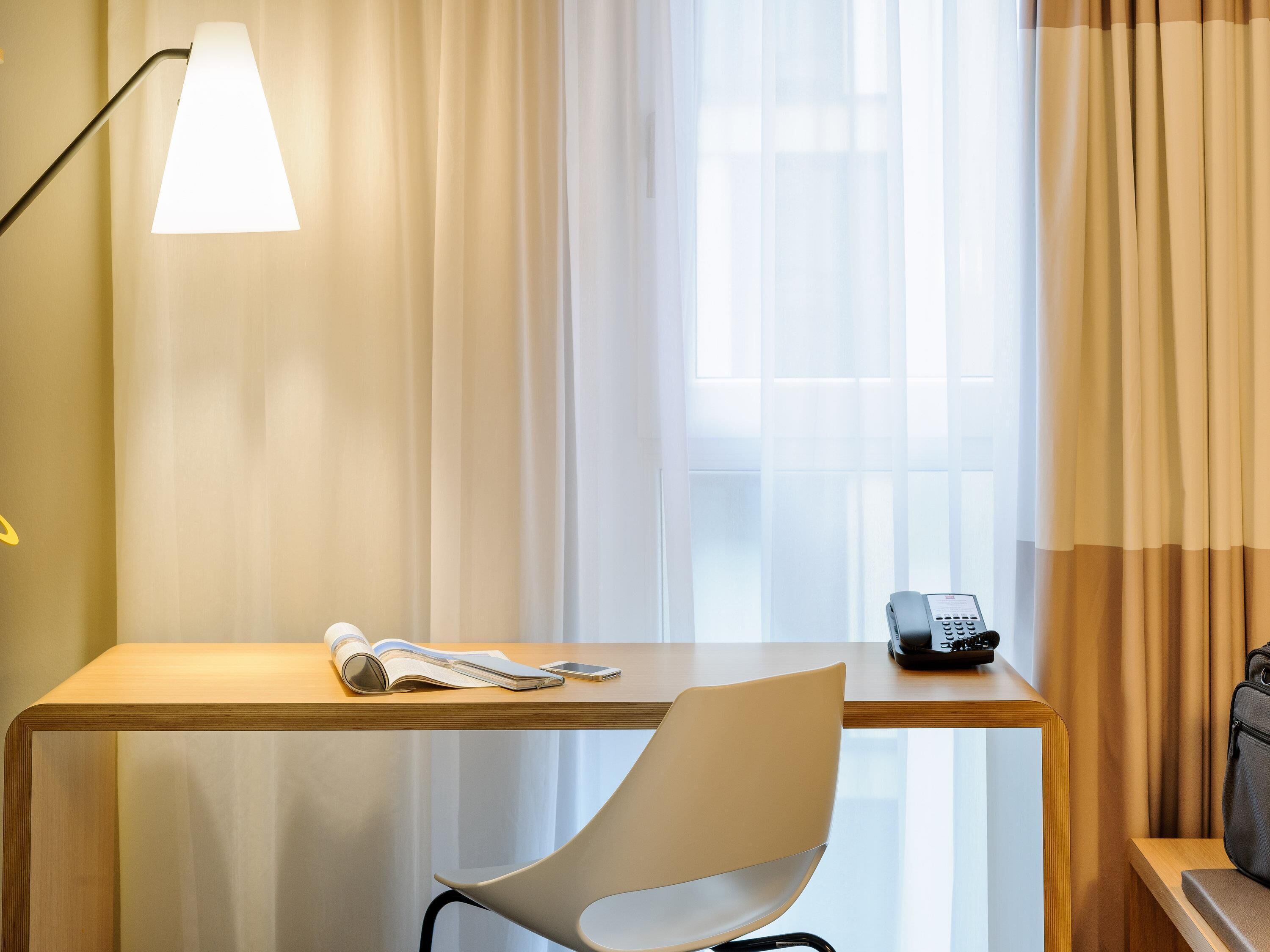 Allergikerbettwaren, Schreibtisch, laptopgeeigneter Arbeitsplatz