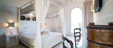 Deluxe Studio Suite, Ground Floor | 1 bedroom, blackout drapes, soundproofing, free WiFi