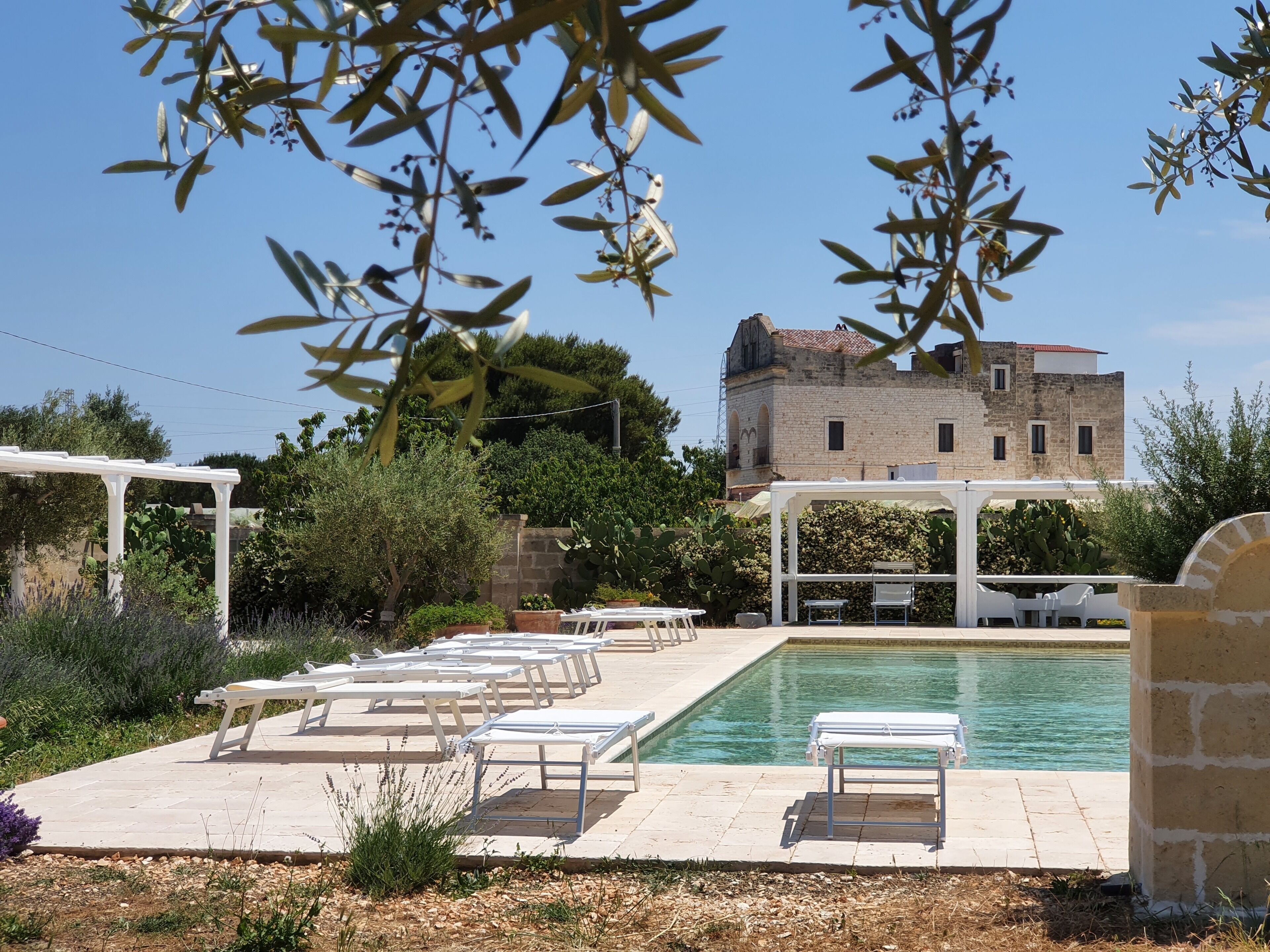 Una piscina al aire libre, cabañas de piscina gratuitas, sombrillas
