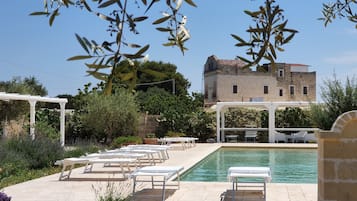 Una piscina al aire libre, cabañas de piscina gratuitas, sombrillas