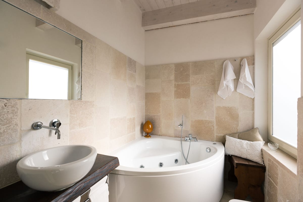 Suite estudio Deluxe, bañera de hidromasaje, planta baja | Bañera de hidromasaje privada