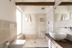 Produtos de toalete grátis, secador de cabelo, bidê, toalhas de banho