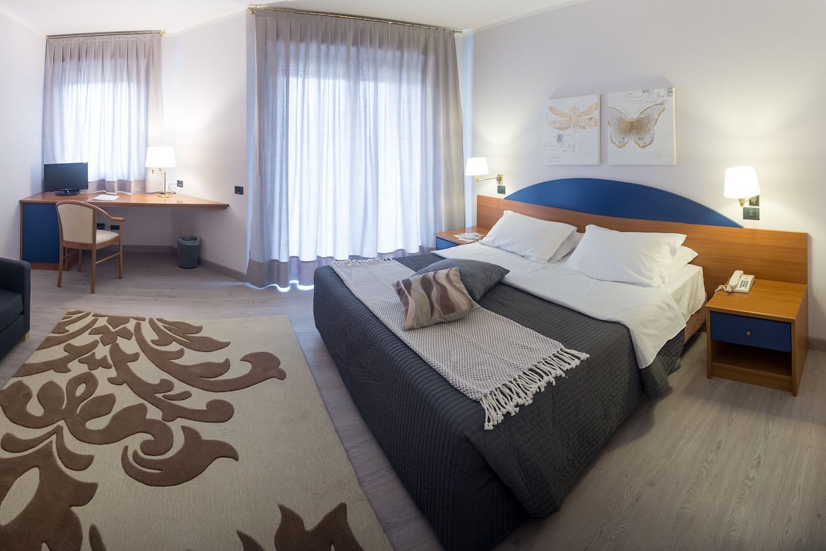 Superior kamer, 1 twee- of 2 eenpersoonsbedden | Een minibar, een kluis op de kamer, een bureau, gratis wifi