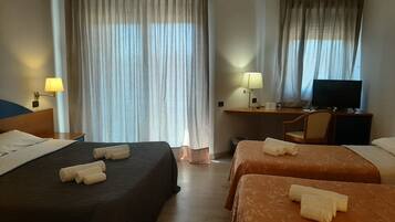 Habitación triple | 1 dormitorio, minibar, caja fuerte y escritorio